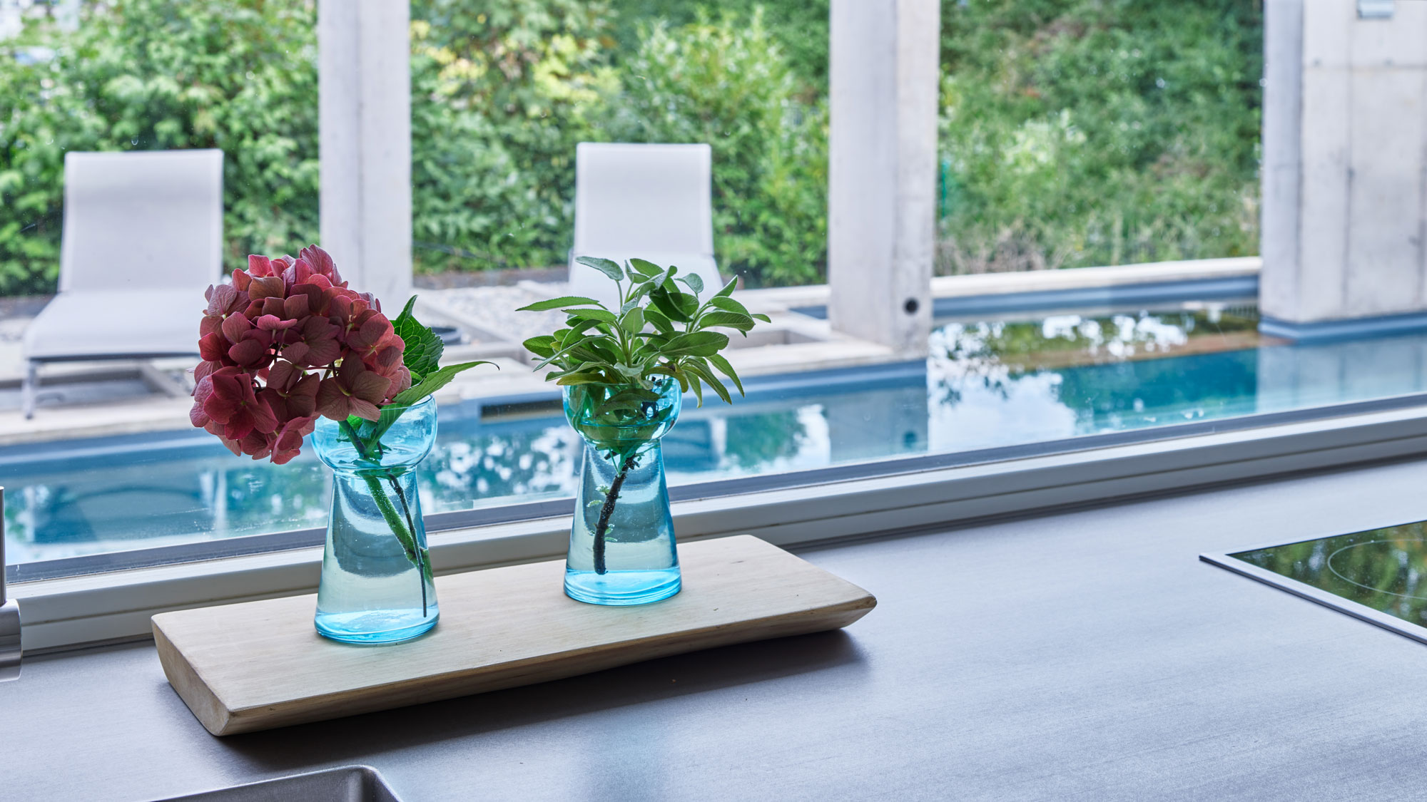 Blick aus dem Küchenfenster auf den Pool Blick aus dem Küchenfenster auf den Pool