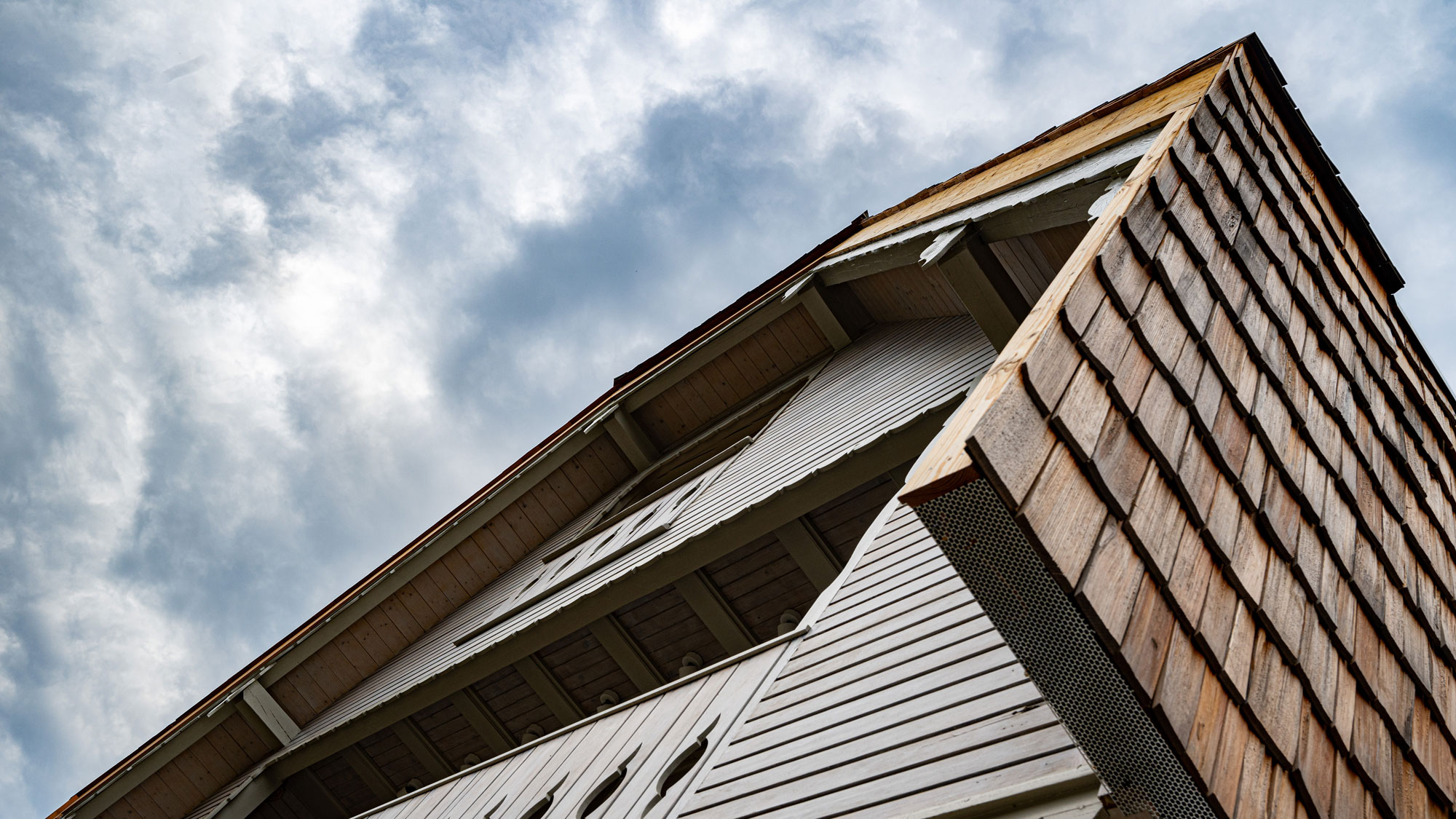 Blick an der Villa hinauf in den blauen Himmel Blick an der Villa hinauf in den blauen Himmel